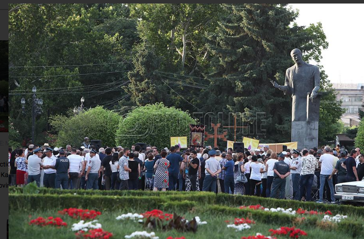 Ermenistan'da Karekin II'ye yönelik protestolar